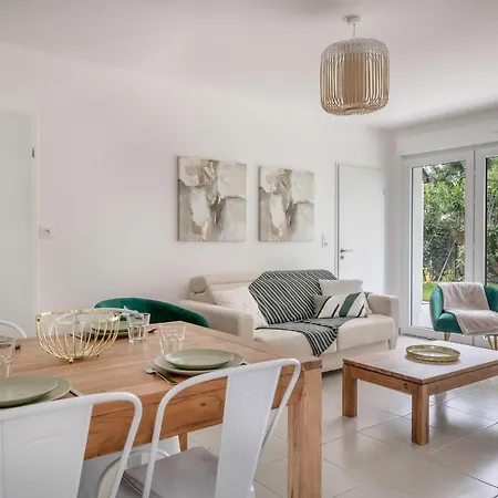 Moderne Pour 4 Situe A Ла-Боль-Эскублак