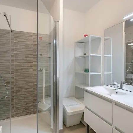 Moderne Pour 4 Situe A شقة *