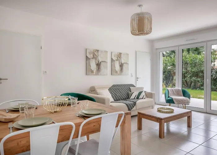 Moderne Pour 4 Situe A Ла-Боль-Эскублак